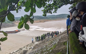 NÓNG: Đoàn cán bộ Sở Giao thông vận tải Quảng Trị gặp nạn trên sông Thạch Hãn