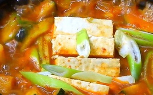 Mách chị em cách nấu một loại canh chuẩn đét như trong phim Hàn Quốc: Ăn đến đâu ấm đến đấy, xì xụp khi trời lạnh thì tuyệt cú mèo!