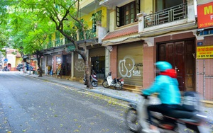 Ảnh: Nhiều cửa hàng ở con phố sầm uất nhất Hà Nội vẫn "ngủ đông", có nơi thành khu tập kết phế liệu