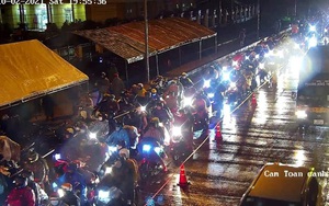 CLIP: Khoảng 11.000 người đội mưa, chạy xe máy về quê trên đường Hồ Chí Minh