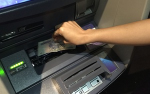 Hà Nội: Cô gái mất gần 20 triệu ở cây ATM vì vội rời đi khi giao dịch chưa hoàn thành, tá hỏa lên mạng cầu cứu