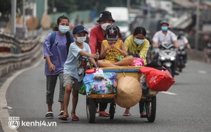 Cay mắt chuyện gia đình 5 người đẩy nhau trên chiếc xe ve chai rời Sài Gòn về quê: "Xe máy bị mất trộm, kinh tế kiệt quệ rồi, đành đi bộ về thôi"