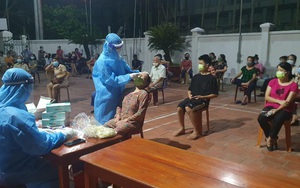 Mẹ và con trai mới sinh bị sốt nên xin đi test nhanh, kết quả dương tính với SARS-CoV-2
