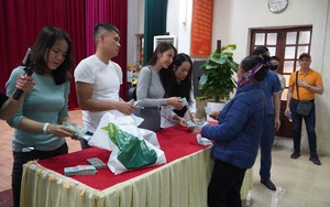 Vợ chồng Công Vinh - Thủy Tiên về Nghệ An cứu trợ lũ lụt: Trao mỗi gia đình từ 5-20 triệu đồng