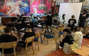 Hà Nội: 17 khách ngồi uống nước trong quán bất chấp dịch Covid-19 bị phạt 30 triệu đồng