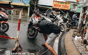 Người Sài Gòn chui hàng rào thép gai để giao hàng vì chốt chặn một số nơi chưa được tháo gỡ