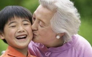 Con trai 6 tuổi rón rén vào phòng bà nội lúc nửa đêm, ông bố bí mật theo dõi thì phát hiện sự thật cay mắt