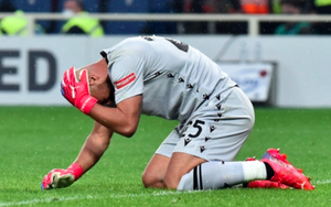 Thủ môn kỳ cựu Reina gục xuống sân vì bị fan Atalanta ném bật lửa trúng đầu