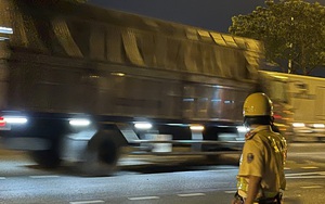 CLIP: Xe tải nặng lao vun vút vào nội ô TP HCM trong giờ cấm