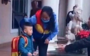 Người bố đến đón con trai sau giờ học nhưng cậu bé quyết không nhận cha, biết được lý do mà cha mẹ nào cũng xót