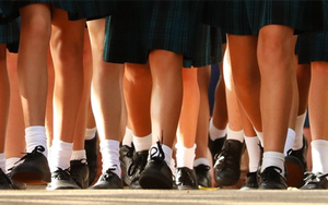 Trường học Anh kêu gọi tất cả nam sinh và giáo viên mặc váy tới trường gây xôn xao