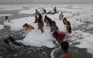 Sông thiêng Ấn Độ đột nhiên sủi bọt trắng xóa: Trông đẹp như cổ tích nhưng đằng sau là một câu chuyện đáng sợ