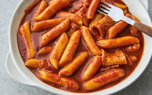 Cách làm tokbokki bằng cơm nguội, món ăn đang khiến cộng đồng mạng "phát cuồng"
