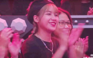 Cô gái tóc vàng sở hữu nụ cười "gây sốt" ở hàng ghế khán giả Rap Việt