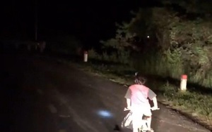 Tài xế soi đèn cho bé trai đạp xe gần 5 km đường đèo