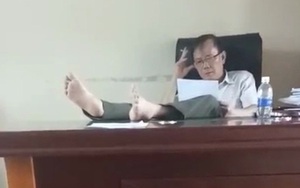Hạt trưởng kiểm lâm có thói quen gác chân lên bàn làm việc bị tạm đình chỉ công tác