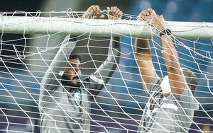 BHL tuyển Saudi Arabia kiểm tra mặt sân, vất vả 'vá' lưới cầu môn trước buổi tập làm quen sân Mỹ Đình