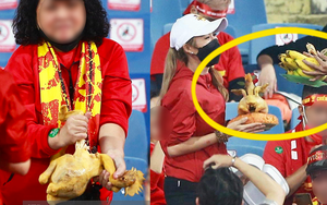 CĐV Việt Nam tưng bừng xé gà luộc “phá cỗ” ngay trên khán đài: Có thực mới vực… dậy cổ vũ được!