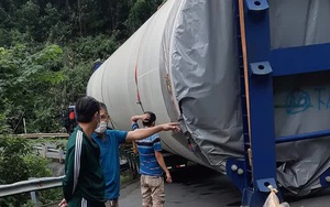 Xe chở thiết bị điện gió mắc kẹt, Quốc lộ 26 ùn tắc nhiều giờ