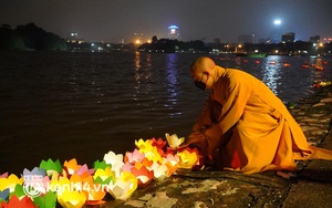 Lễ tưởng niệm người mất vì đại dịch Covid-19: Nhiều nơi tắt đèn, tiếng chuông vang lên