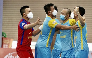Chuyện kỳ lạ: Cầu thủ futsal đeo khẩu trang thi đấu tại giải VĐQG