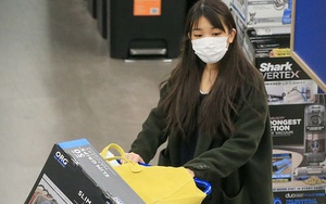 Hình ảnh làm “thường dân” đầu tiên của cựu Công chúa Nhật trên đất Mỹ: Khệ nệ đi chợ một mình, trông khác biệt đến không nhận ra