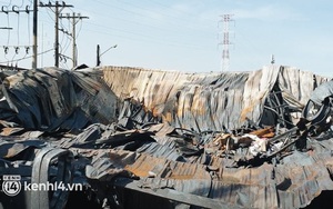 Ảnh: Hiện trường xưởng gỗ 1.000m2 bị đổ sập trong biển lửa, nhiều nhà dân bị cháy hư tường