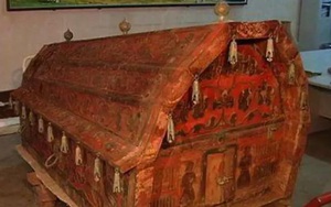 Khai quật chiếc quan tài cổ đỏ như máu, đoàn chuyên gia vừa vén tấm vải che mặt hài cốt liền hét lớn: “Chạy mau kẻo mất mạng!”