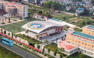 Một trường THPT ở tỉnh đang khiến học sinh nở mũi tự hào: Ngôi trường 240 tỷ rộng như resort, phụ huynh đi họp đỗ ô tô kín sân
