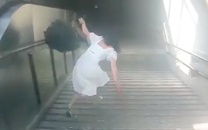 Cô gái trượt cầu thang rồi nằm bất động chỉ vì thói quen cực tai hại này, hầu như người Việt nào cũng từng mắc phải