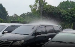 Mưa trút ầm ầm xuống duy nhất một chiếc xe trong bãi, hiện tượng thiên nhiên siêu hiếm