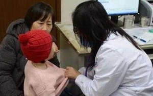 Bé gái 3 tuổi bị chậm nói, không đi vững, bác sĩ khám xong hốt hoảng bảo gọi cảnh sát ngay