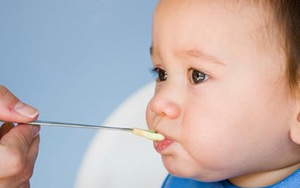Con tôi 7 tháng tuổi có nên ăn váng sữa đều mỗi ngày để tăng cân tốt hơn được không?