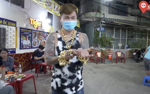 Tranh cãi dữ dội vụ chủ tiệm ốc đeo 116 cây vàng trị giá 7 tỷ, nhiều netizen cho rằng... đó là "hột nhựa - đồ chơi" con nít?