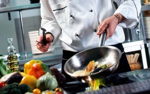 Vợ đi chợ cứ đòi mua cái chảo chống dính đắt tiền nhất, tôi nhanh trí bốc điện thoại hỏi ngay đầu bếp chuyên nghiệp rồi lên mặt với vợ