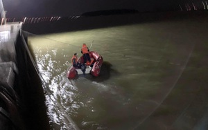Cảnh sát xuyên đêm tìm kiếm cô gái 18 tuổi mất tích dưới chân cầu Bến Thủy