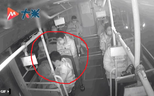 Bé trai bị hai kẻ lạ mặt tiếp cận, nữ hành khách và tài xế xe buýt lập tức hành động giải nguy