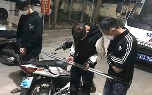3 thiếu niên cầm phóng lợn chạy xe tốc độ cao quẹt xuống đường tóe lửa để thị uy