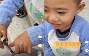 Bé trai dúi tiền vào tay giáo viên để cô mua kẹo ăn hết ốm khiến cộng đồng mạng "tan chảy"