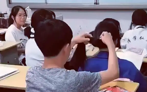 Nam sinh ngồi sau giúp bạn nữ cột tóc, chỉ vài giây mà ra thành phẩm bất ngờ, nhưng đáng chú ý là biểu cảm khi bị cô giáo bắt gặp