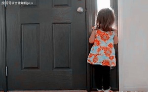 Chung cư cách âm kém, ban đêm con gái 9 tuổi nghe âm thanh "lạ" của hàng xóm liền hỏi, mẹ đáp một câu mà được khen quá tinh tế