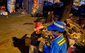 Hà Nội 23h đêm, bé trai 2 tuổi vẫn lang thang cùng mẹ lao công đi gom rác: "Cực chẳng đã, tôi mới phải đưa theo con đi làm cùng"