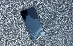 Tesla đối đầu với iPhone 13 Pro Max ở tốc độ 110 km/h và cái kết đắng cho cả 2 bên
