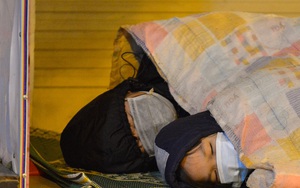 Xót xa cảnh con gái 6 tuổi theo mẹ ngủ vỉa hè dưới cái lạnh 12 độ ở Hà Nội: "Lo cho con nhưng chẳng biết làm thế nào"