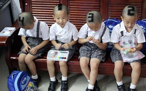 Anh em sinh 4 khiến mẹ phải đánh số trên đầu cho đỡ nhầm gây bão MXH giờ ra sao? Ngoại hình khi lớn đứng cạnh nhau vẫn gây “lú”
