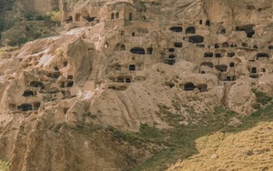 Khám phá Vardzia - thành phố hang động bí ẩn bằng đá ở Georgia