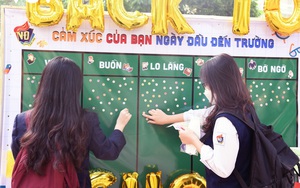 Hàng ngàn học sinh lớp 12 của Hà Nội đi học trực tiếp sau nhiều tháng nghỉ dịch
