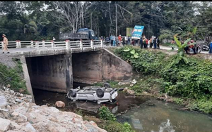 Vụ xe bán tải bất ngờ lao xuống kênh nước: 2 người đã tử vong