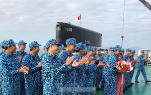 Hai 'ly rượu' đặc biệt đón giao thừa của lính tàu ngầm Việt Nam