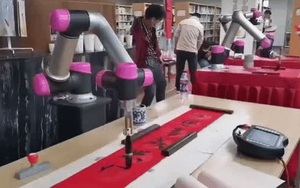 Robot bận rộn viết câu đối cho mọi người treo dịp Tết Nguyên Đán